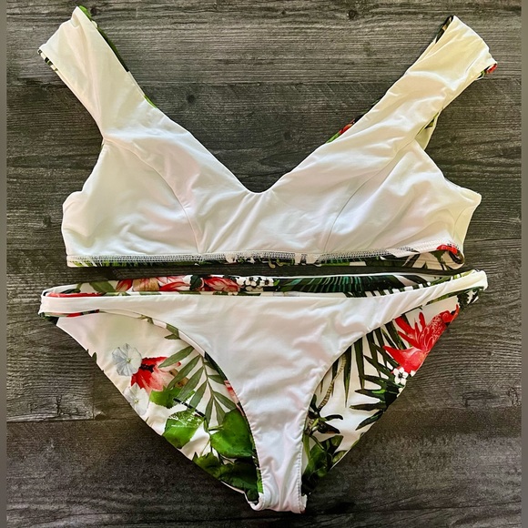Vitamin A Baja Capri Top and matching Vitamin A Baja 
Bottom size 12/XL/D - Picture 6 of 8